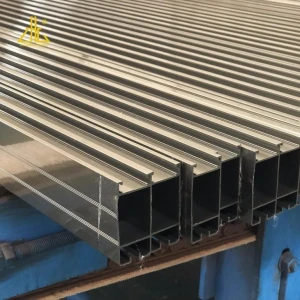 Rail de suspension pour garde-robe en profilé d'aluminium