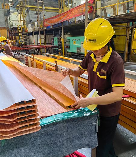 Profil en aluminium grainé en bois